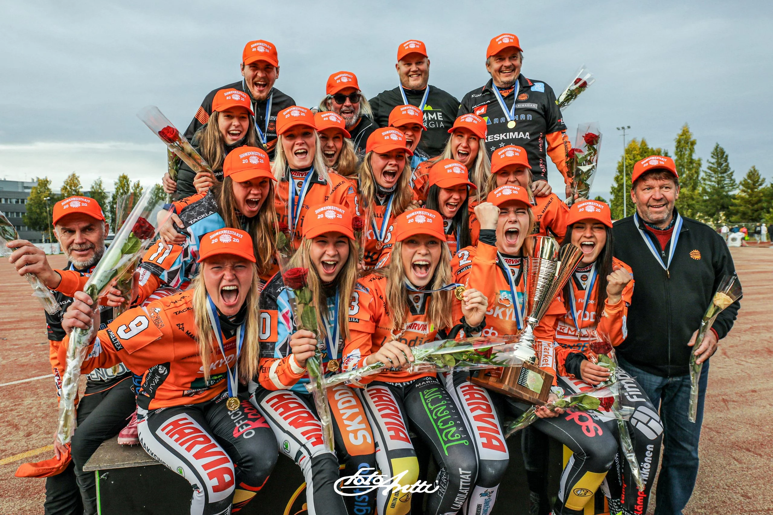 Hyvä Kirittärien yhteistyökumppani ja kannattaja!Sunnuntaina päättyi hyvin poikkeuksellinen naisten superpesiskausi. Ensinnäkin olemme hyvin onnellisia siitä että kausi saatiin pelattua, vielä keväällä epävarmuutta oli sen suhteen ilmassa paljon.